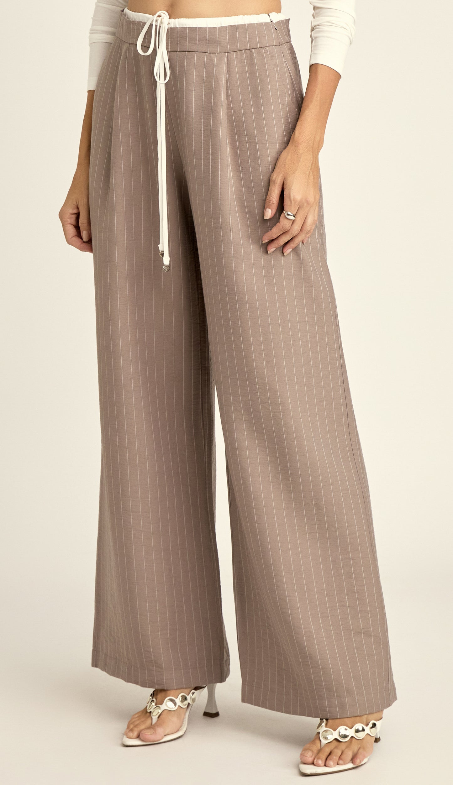 Calça Wide Alfaiataria Risca de Giz Oprah Cinza | Laguna