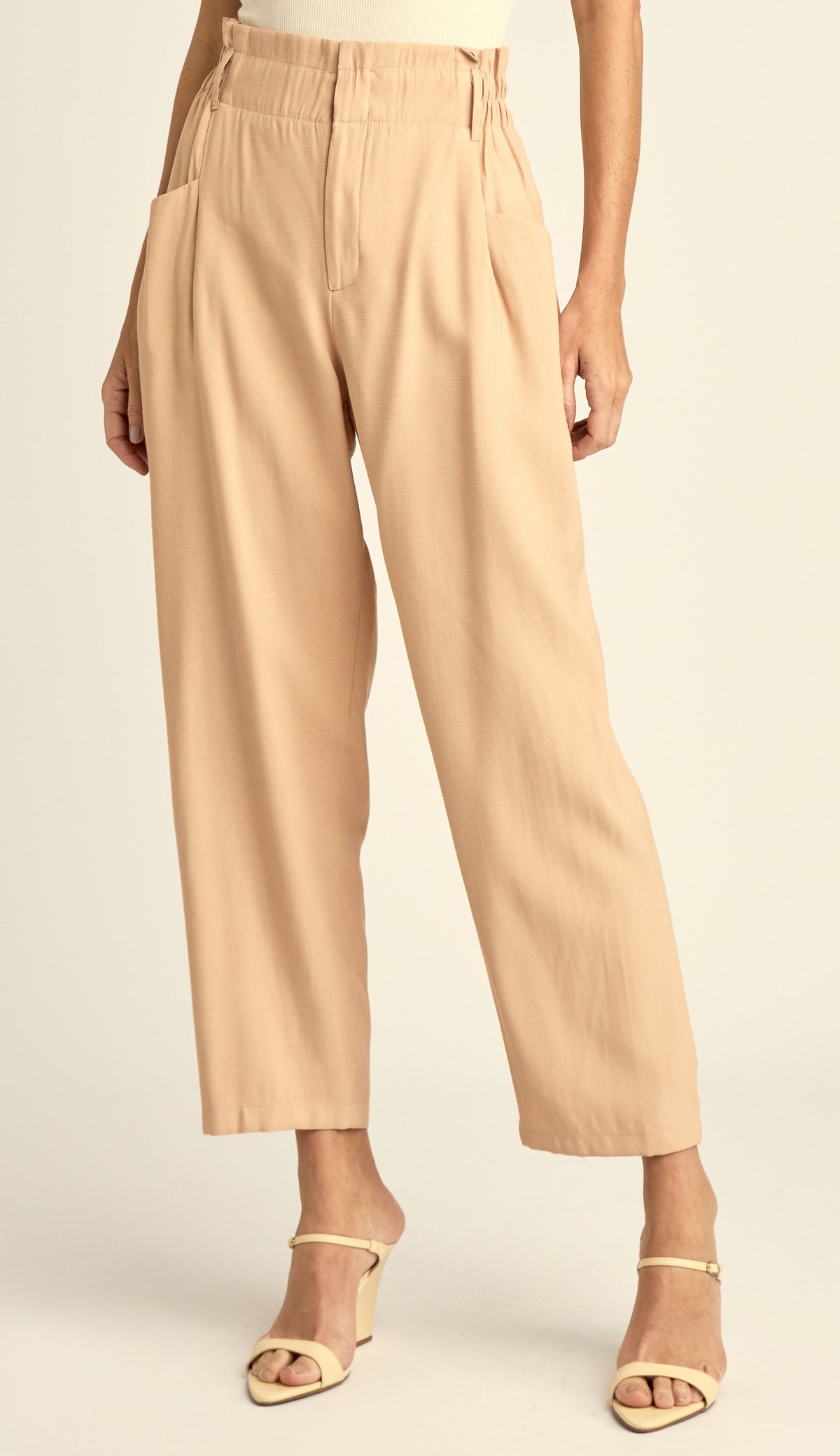 Calça Clochard Alfaiataria Textura Lili Caqui | Laguna