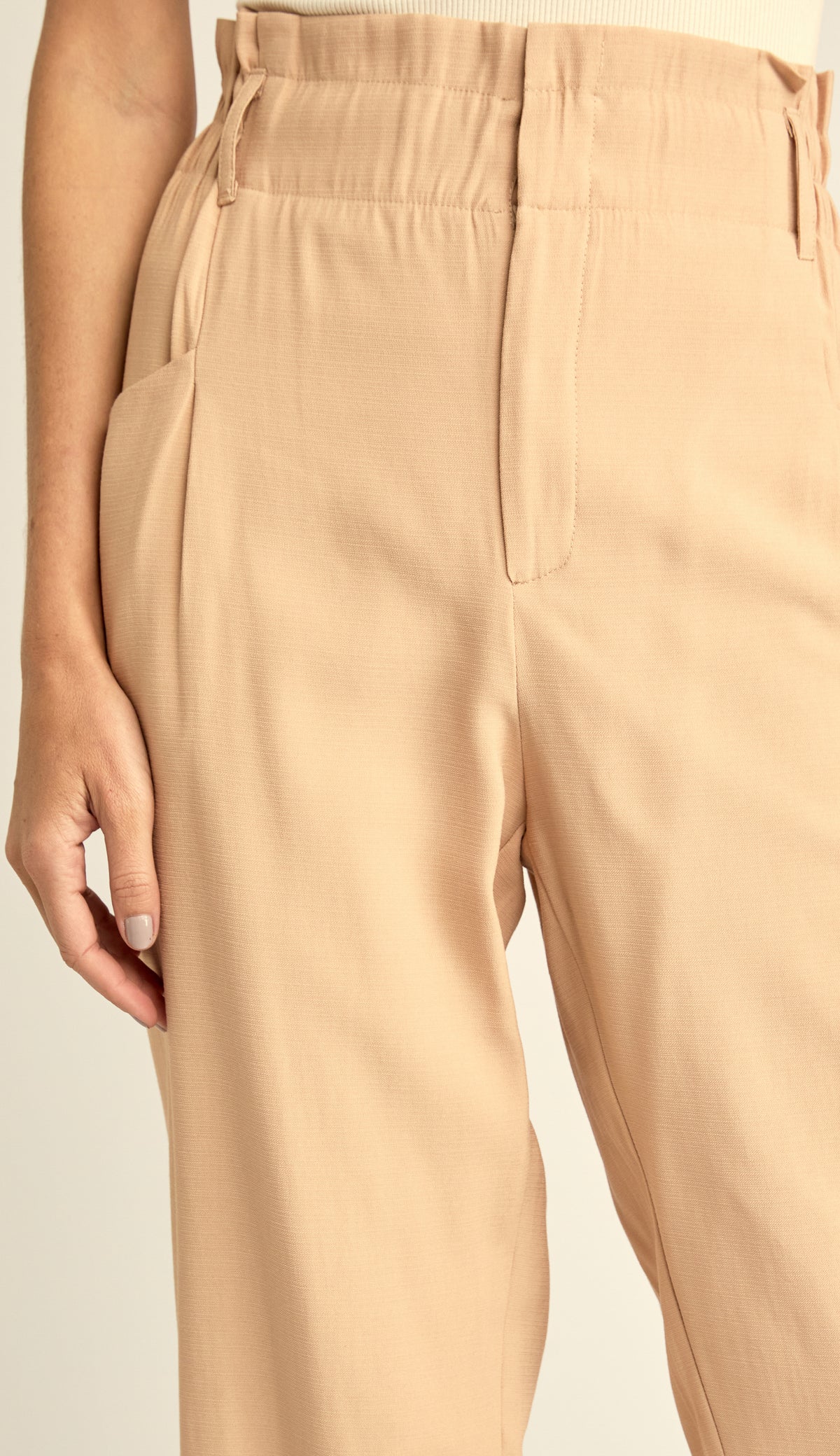 Calça Clochard Alfaiataria Textura Lili Caqui | Laguna