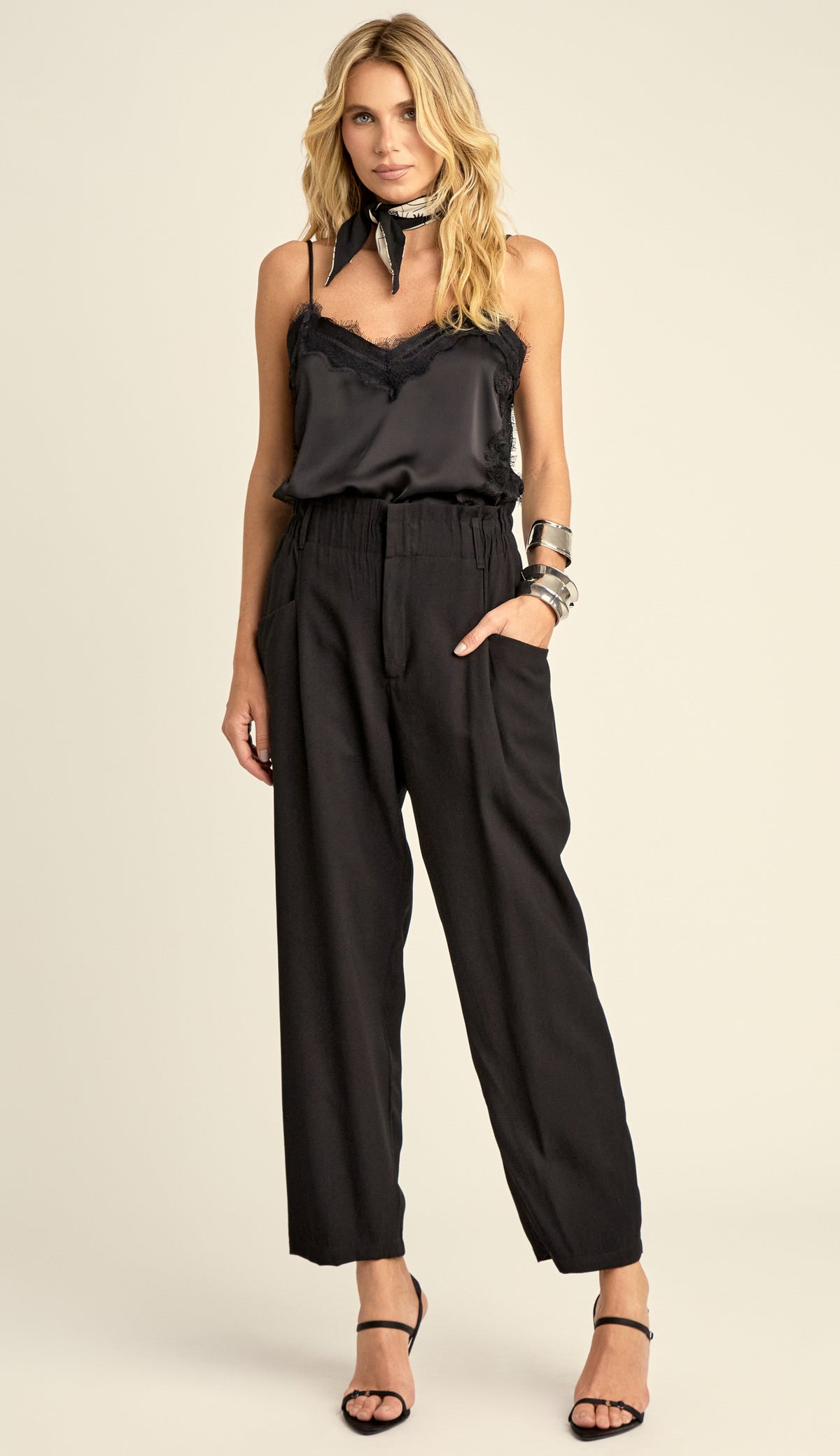 Calça Clochard Alfaiataria Textura Lili Preto | Laguna
