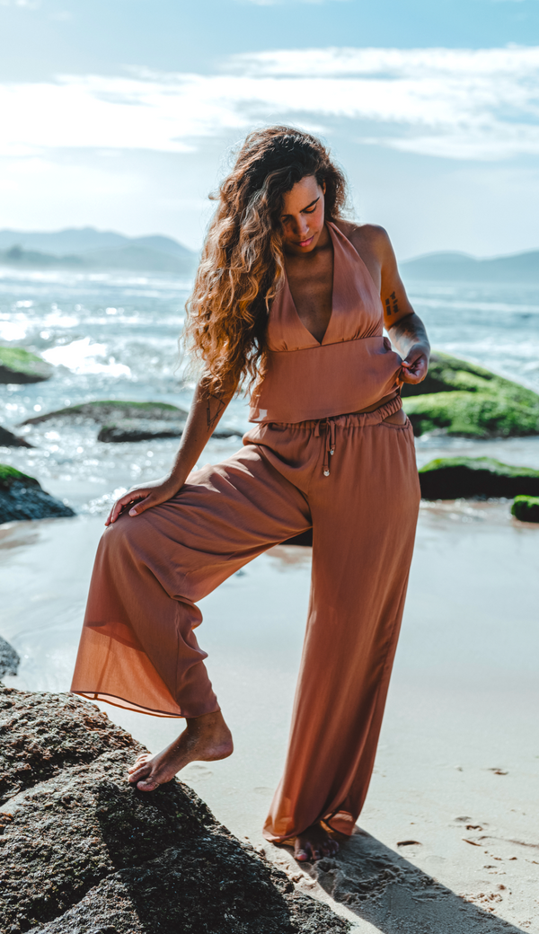 Conjunto Carla Mocha com top cropped e calça soltinha